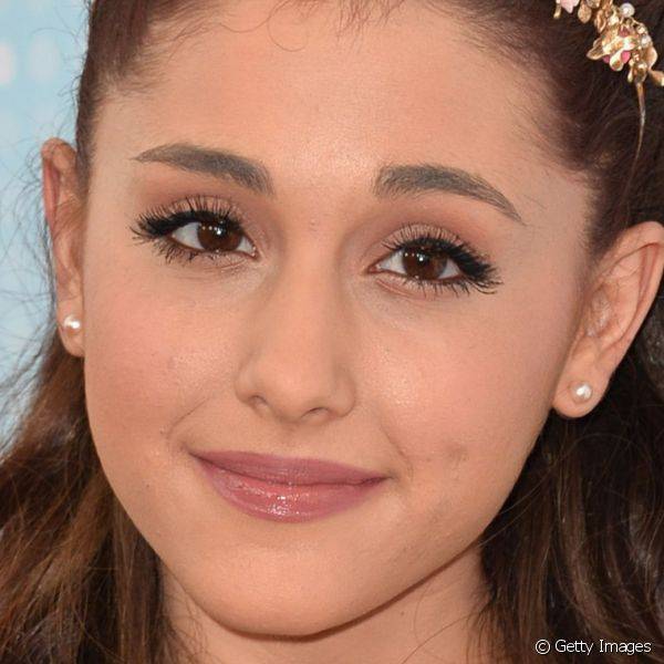Durante um evento musical de 2013 Ariana Grande caprichou nos c?lios inferiores e superiores com m?scara preta